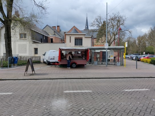 Voedseltruck Frikandellenkraamop op het Kerkplein. (vergroot foto)